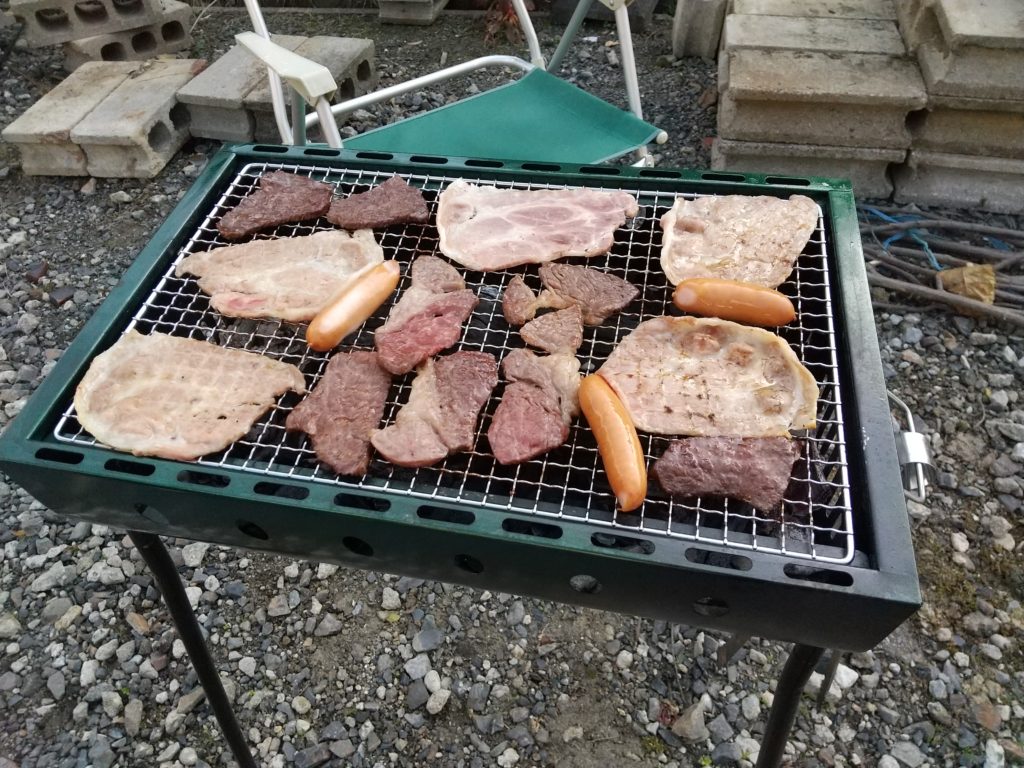 金網上の焼肉